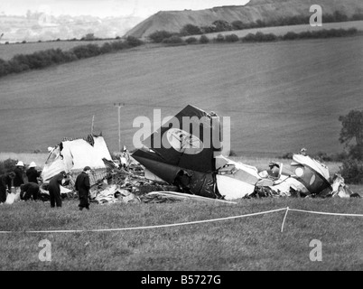 Les sauveteurs à la recherche de l'épave du Dan Air Hawker Siddeley HS 748-108 avion à Nailstone, Leicestershire après il s'est écrasé, tuant trois personnes. ;Juin 1981 * P004341 Banque D'Images