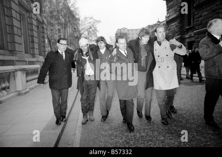 Les deux grévistes de la faim qui ont été le jeûne sur le trottoir à l'angle de Whitehall et Downing Street depuis la veille de Noël, veillée de leur aujourd'hui qu'ils l'a remis une pétition à n° 10. Les hommes s'est effondrée et a dû être effectué à la porte de n° 10 et après avoir remis la pétition ont reçu le traitement à l'arrivée des transports de les éloigner. Les deux hommes ont été pour protester contre la loi sur les pouvoirs spéciaux de l'Irlande du Nord. Les deux hommes (à gauche) et Christopher Maloney (droite) Owen Farrell sont aidés le long de Downing Street. Décembre 1969 Z12438-003 Banque D'Images