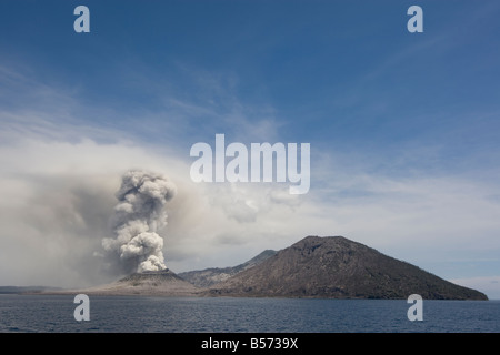 Volcan Tavurvur coups ash près de Rabaul East New Britain Island Papouasie-Nouvelle-Guinée Samedi 20 Septembre 2008 Banque D'Images