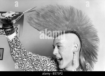 Matt Belgrano, modèle Punk : Matt au travail sur ses cheveux. Avril 1986 P003778 Banque D'Images