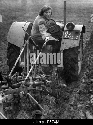 La première dame arrivant dans la section de l'International Ladies de Chaumont organisé par l'Association de labour de l'Irlande du Nord et qui se tiendra le 12 février 1947 à bas Co palmarès est Miss Joy Phillips du Temple, Boardmills Co vers le bas. Elle est sous-chef du club Boardmills Club Jeunes Agriculteurs. Janvier 1947 P004470 Banque D'Images