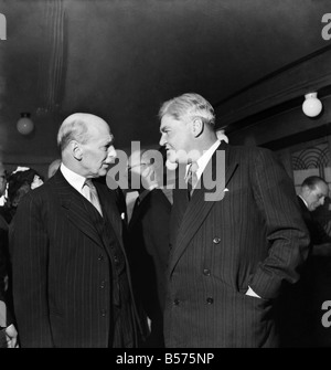 1953 : Congrès du Parti travailliste, Clement Attlee et Nye Bevan ancien premier ministre et leader du Parti du travail d'avoir un déjeuner tranquille chat pré. Septembre 1953 D5828-002 Banque D'Images