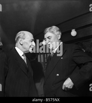 1953 : Congrès du Parti travailliste, Clement Attlee et Nye Bevan ancien premier ministre et leader du Parti du travail d'avoir un déjeuner tranquille chat pré. Septembre 1953 D5828-003 Banque D'Images