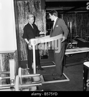 Nouveau gymnase s'ouvre dans la rue Oxford, Londres. Un potentiel de remise en états trys sur l'une des machines de garder les garnitures. Juin 1960 Banque D'Images