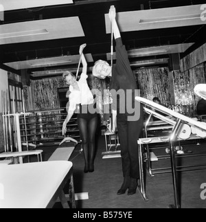 Nouveau gymnase s'ouvre dans Oxford Street, Londres. Karen modèle Forde, 23 à l'aide de certains de l'appareil dans la salle de sport pour garder son 34-22-35 Banque D'Images