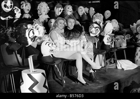 Dans un théâtre à Duke's Road, Euston, Londres, W.C.1., appelé 'La Place', le cerceau dans le Lane Theatre Company sont en mettant sur une ère de l'espace version de Cinderalla appelé le joyeux coqs Panto. Au lieu de la traditionnelle pumpkin se transformant en un coach dans ce panto c'est un jouet balle rebondissante et le Prince Charmant est un astronaute. Il est titulaire d'une énorme boule et invite les gens à concourir pour un premier prix, un voyage à la lune. 'Cendrillon' gagne Banque D'Images