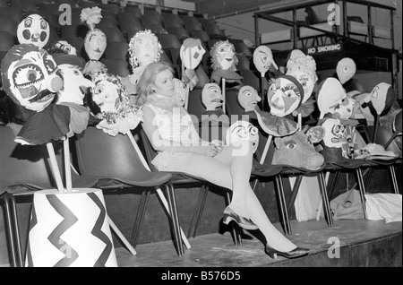 Dans un théâtre à Duke's Road, Euston, Londres, W.C.1., appelé 'La Place', le cerceau dans le Lane Theatre Company sont en mettant sur une ère de l'espace version de Cinderalla appelé le joyeux coqs Panto. Au lieu de la traditionnelle pumpkin se transformant en un coach dans ce panto c'est un jouet balle rebondissante et le Prince Charmant est un astronaute. Il est titulaire d'une énorme boule et invite les gens à concourir pour un premier prix, un voyage à la lune. 'Cendrillon' gagne Banque D'Images