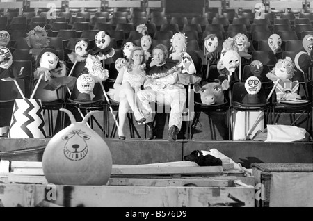 Dans un théâtre à Duke's Road, Euston, Londres, W.C.1., appelé 'La Place', le cerceau dans le Lane Theatre Company sont en mettant sur une ère de l'espace version de Cinderalla appelé le joyeux coqs Panto. Au lieu de la traditionnelle pumpkin se transformant en un coach dans ce panto c'est un jouet balle rebondissante et le Prince Charmant est un astronaute. Il est titulaire d'une énorme boule et invite les gens à concourir pour un premier prix, un voyage à la lune. 'Cendrillon' gagne. Tombe de sa magie pumkin (a Space Hopper) est joué par Ciners Serretta Wilson. Décembre 1969 Z12361 Banque D'Images