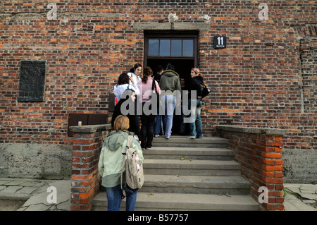 Groupe de visiteurs qui entrent dans le musée d'Auschwitz, un ancien camp d'extermination nazi situé en Pologne. Banque D'Images