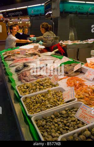 Blocage de fruits de mer au marché de Santa Caterina à Barcelone Espagne Europe Banque D'Images