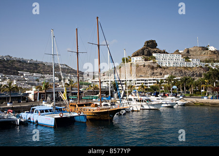 Hôtels Port et yachts et bateaux amarrés à Puerto Rico Gran Canaria Espagne Banque D'Images