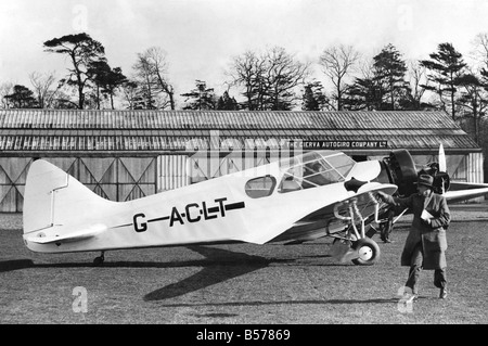 Airspeed A.S.5un courrier était un monoplan en bois six places équipé d'un Armsrong Siddeley Lynx IVC moteur. ;Conçu à l'origine par un H Tiltman pour Sir Alan Cobham pour faire un ravitaillement en vol sans escale vol pour l'Inde, il a été le premier avion britannique conçu pour être équipé d'un train escamotable. ;Celui-ci, photographié à l'aérodrome Hanworth dans l'ouest de Londres en mars 1934, appartenaient à des London Scottish Provincial Airways, qui exploitait les itinéraires de Londres à l'Écosse par les Midlands.;G-ACLT;P004664 Banque D'Images