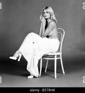 Womens : les années 1970 Fashions S/M : Jilly Johnson. Janvier 1975 75-00001-006 Banque D'Images