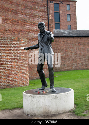 Statue de Billy Fury à l'Albert Dock, Liverpool, Angleterre, Royaume-Uni Banque D'Images