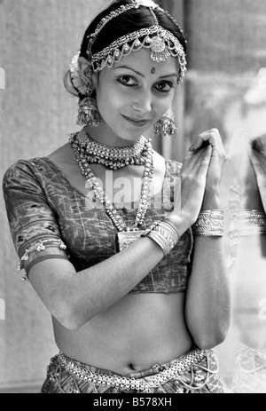 Flora Gatha est mariée à un célèbre photographe indien Ashwin Gatha. Elle est apparaissent constamment dans ses tableaux qui ont été exposés à New York et Paris. Bientôt, il aura une exposition à la Pentex Ashai Gallery de Londres. Flora est une danseuse professionnelle de ballet contemporain et classique indienne. Janvier 1975 75-00118-001 Banque D'Images