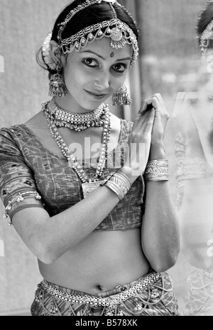 Flora Gatha est mariée à un célèbre photographe indien Ashwin Gatha. Elle est apparaissent constamment dans ses tableaux qui ont été exposés à New York et Paris. Bientôt, il aura une exposition à la Pentex Ashai Gallery de Londres. Flora est une danseuse professionnelle de ballet contemporain et classique indienne. Janvier 1975 75-00118-002 Banque D'Images