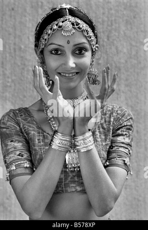 Flora Gatha est mariée à un célèbre photographe indien Ashwin Gatha. Elle est apparaissent constamment dans ses tableaux qui ont été exposés à New York et Paris. Bientôt, il aura une exposition à la Pentex Ashai Gallery de Londres. Flora est une danseuse professionnelle de ballet contemporain et classique indienne. Janvier 1975 75-00118-003 Banque D'Images