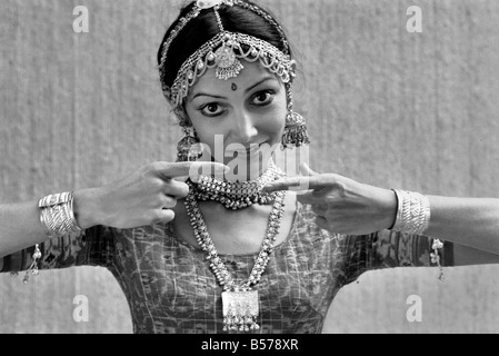 Flora Gatha est mariée à un célèbre photographe indien Ashwin Gatha. Elle est apparaissent constamment dans ses tableaux qui ont été exposés à New York et Paris. Bientôt, il aura une exposition à la Pentex Ashai Gallery de Londres. Flora est une danseuse professionnelle de ballet contemporain et classique indienne. Janvier 1975 75-00118-004 Banque D'Images