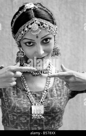 Flora Gatha est mariée à un célèbre photographe indien Ashwin Gatha. Elle est apparaissent constamment dans ses tableaux qui ont été exposés à New York et Paris. Bientôt, il aura une exposition à la Pentex Ashai Gallery de Londres. Flora est une danseuse professionnelle de ballet contemporain et classique indienne. Janvier 1975 75-00118-005 Banque D'Images