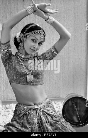 Flora Gatha est mariée à un célèbre photographe indien Ashwin Gatha. Elle est apparaissent constamment dans ses tableaux qui ont été exposés à New York et Paris. Bientôt, il aura une exposition à la Pentex Ashai Gallery de Londres. Flora est une danseuse professionnelle de ballet contemporain et classique indienne. Janvier 1975 75-00118-007 Banque D'Images