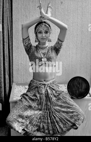 Flora Gatha est mariée à un célèbre photographe indien Ashwin Gatha. Elle est apparaissent constamment dans ses tableaux qui ont été exposés à New York et Paris. Bientôt, il aura une exposition à la Pentex Ashai Gallery de Londres. Flora est une danseuse professionnelle de ballet contemporain et classique indienne. Janvier 1975 75-00118-008 Banque D'Images