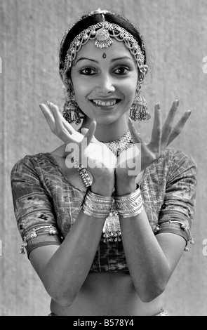 Flora Gatha est mariée à un célèbre photographe indien Ashwin Gatha. Elle est apparaissent constamment dans ses tableaux qui ont été exposés à New York et Paris. Bientôt, il aura une exposition à la Pentex Ashai Gallery de Londres. Flora est une danseuse professionnelle de ballet contemporain et classique indienne. Janvier 1975 75-00118 Banque D'Images