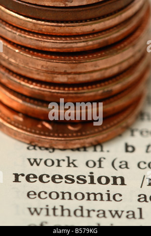 Économie récession pile de pièces de monnaie d'argent Banque D'Images
