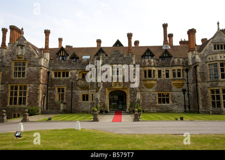 Une maison de campagne anglaise Tudor qui a été transformé en un hôtel moderne avec une restauration de l'extérieur. Banque D'Images