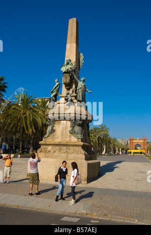 Passeig de Pujades en face du Parc de la Ciutadella et Arc de Triomf dans l'arrière-plan Barcelone Espagne Europe Banque D'Images