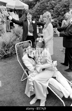 Mike McCartney's Wedding. ;Paul et Jane Asher avec Mike en costume blanc et son épouse Angela à M. McCartney Senior's home où la réception a eu lieu. ;Juin 1968;Y05673-001 Banque D'Images