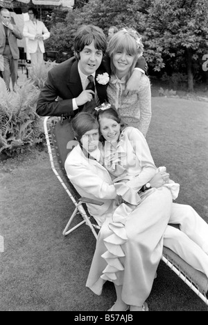 Mike McCartney's Wedding. ;Paul et Jane Asher avec Mike en costume blanc et son épouse Angela à M. McCartney Senior's home où la réception a eu lieu. ;Juin 1968;Y05673-002 Banque D'Images