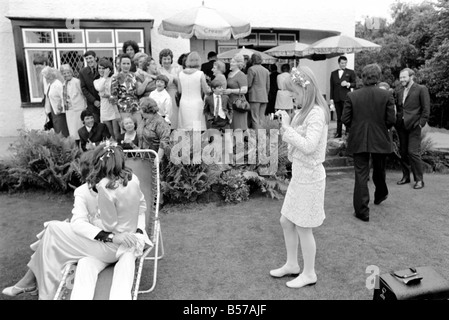 Mike McCartney's Wedding. ;Paul et Jane Asher avec Mike en costume blanc et son épouse Angela à M. McCartney Senior's home où la réception a eu lieu. ;Juin 1968;Y05673-003 Banque D'Images