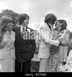 Mike McCartney's Wedding. ;Mike McGear mariée embrasse Angela vu par son frère Paul McCartney et petite amie Jane Asher. ;Juin 1968;Y05673-017 Banque D'Images