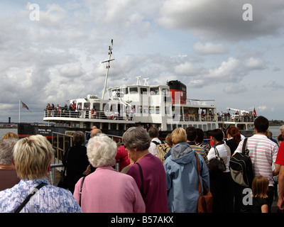 Les passagers la file d'attente pour le Ferry Mersey - Royal Iris - Liverpool, Royaume-Uni Banque D'Images