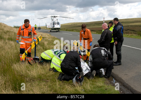 Air Ambulance Dauphin d'GNAAS exploité par PDG Helicopters assiste à l'accident de moto Banque D'Images