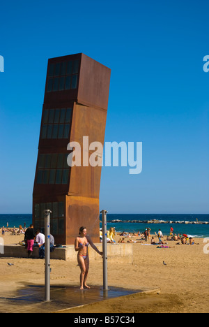 Femme ayant une douche à Platja de la Barceloneta Beach à Barcelone Espagne Europe Banque D'Images