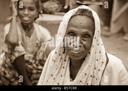 Photo d'une vieille femme Peul avec une jeune fille Peul dans l'arrière-plan à Ouagadougou Burkina Faso Banque D'Images