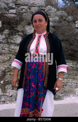 Grèce, îles du Dodécanèse, Karpathos, village d'Avlona, femme grecque en vêtements traditionnels Banque D'Images