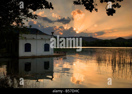 Coucher du soleil sur le lac de Banyoles, Espagne Banque D'Images