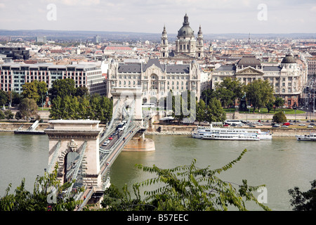 Vue panoramique sur le Danube, Saint Stephen's Basilica, le pont à chaînes, Budapest, Hongrie Banque D'Images