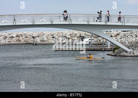 Au Milwaukee Lakefront sur le lac Michigan visiteurs apprécient le pont décoratif et kayak le lac Banque D'Images