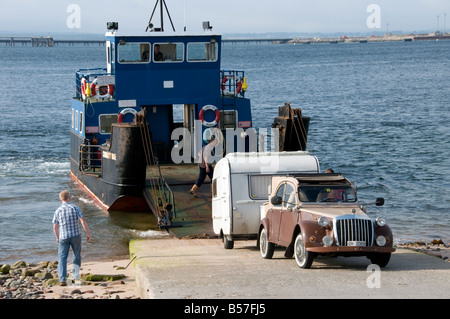 Le plus petit ferry Cromarty car ferry au Royaume-Uni désactiver chargement et chargement à 15 minutes de traversée pour Cromarty à Nigg Banque D'Images