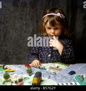 L'artisanat enfant jouant sur la carte tapis d'appliques Banque D'Images