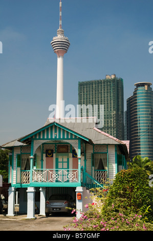 Malaisie - anciens et nouveaux UN Malais Kampung Baru en bois coloré maison sur pilotis se situe en dessous des gratte-ciel de Kuala Lumpur, Malaisie Banque D'Images