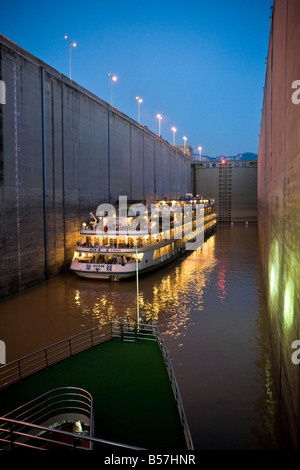 Dans les navires au crépuscule de barrage des Trois Gorges du Fleuve Yangzi CHINE JMH3434 Banque D'Images