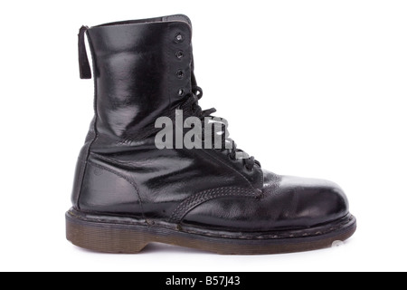 Vieux cuir noir bottes de travail isolé sur fond blanc Banque D'Images
