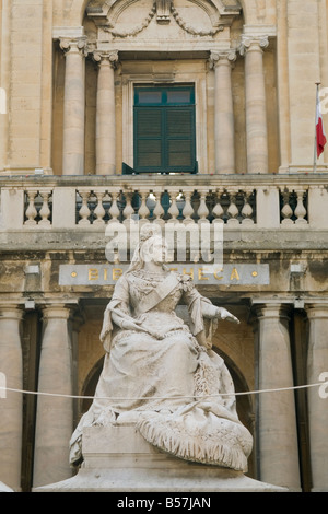 La Valette Malte statue de la Reine Victoria sur la place de la République Banque D'Images