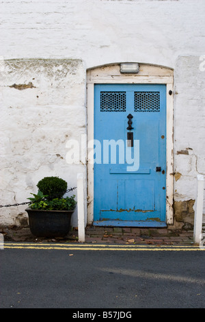 Porte bleue dans un mur blanc Banque D'Images
