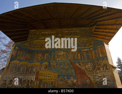 Le Jugement Dernier sur le mur extérieur du monastère Voronet Bucovina Sud peint nord Roumanie Banque D'Images