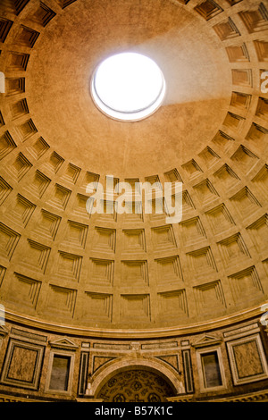 Photo de l'intérieur et de l'oculus du dôme du Panthéon, de la Piazza della Rotonda, Rome, Italie Banque D'Images